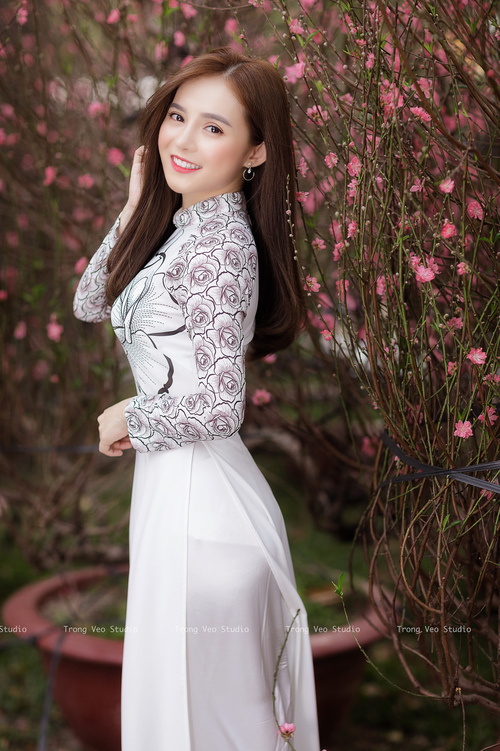 -湖人替补球员赛场表现获媒体点赞，湖人替补席照片